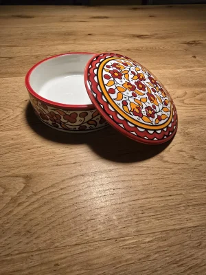 Schaaltje met deksel 15 cm. rood Schaaltje met deksel 15 cm. rood